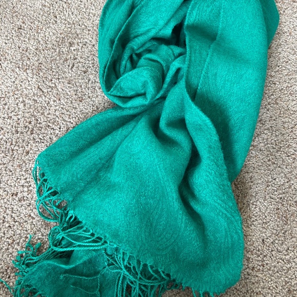 100 percent wool green scarf/wrap - Picture 6 of 8